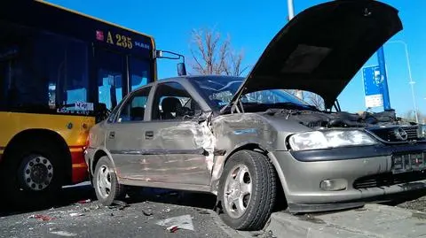 Autobus "116" wjechał w opla