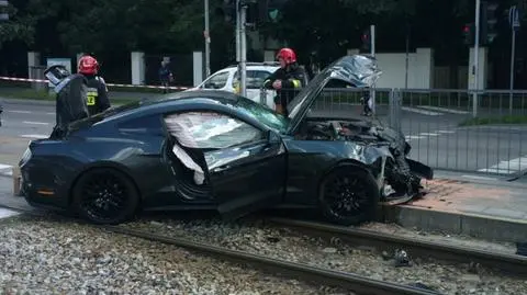 Mustang wjechał w przystanek. Zablokował torowisko