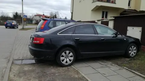 Dzień w dzień zastawiają chodnik. "Rodzice bez przejścia"