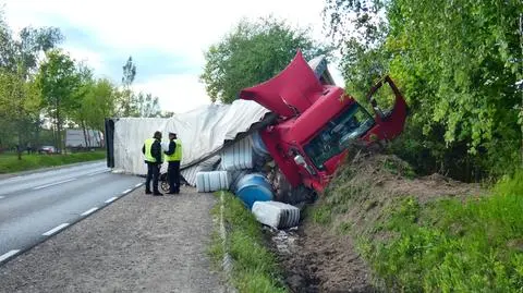 Auto zderzyło się z ciężarówką na krajowej "79". Oba pojazdy wpadły do rowu