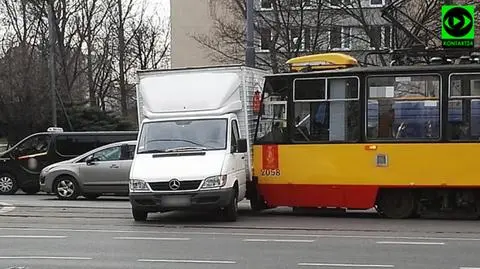 Dostawczym autem wjechał wprost pod tramwaj