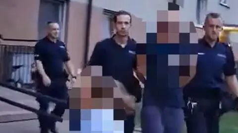 Po kolizji uciekł do mieszkania. Nie otwierał, policjanci weszli przez balkon