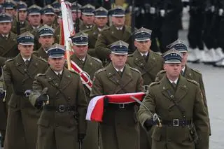 Uroczysta odprawa wart przed Grobem Nieznanego Żołnierza na placu Piłsudskiego