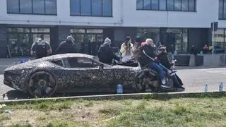 Kupcy przed Centrum Handlowym Modlińska 6D