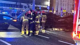 Wypadek w al. Solidarności. Auto na boku