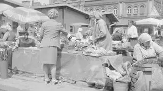 Stragan z nabiałem przed Halą Mirowską, 1972r.