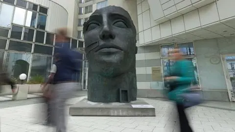 Monumentalna rzeźba "Tindaro" Igora Mitoraja na placu Trzech Krzyży w Warszawie