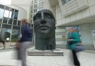 Monumentalna rzeźba na placu Trzech Krzyży
