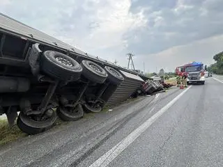 Ciężarówka wpadła do rowu