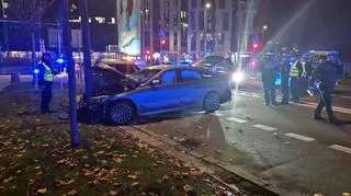 Uciekał przed policją. Uderzył w kilka aut, jazdę skończył na latarni
