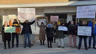 Seniorzy protestujący w sprawie MMS na Sadybie