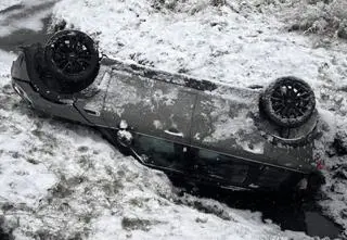 Kolizja na obwodnicy, dachowanie na lokalnej drodze. Trudne warunki