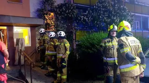 Z płonącego mieszkania ewakuowali dwie osoby. Jedna nie przeżyła