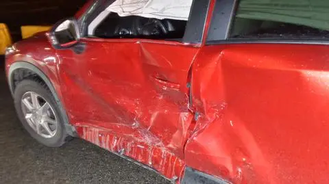 Zderzenie mazdy z mercedesem. Jedna osoba w szpitalu