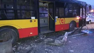 Autobus uderzył w latarnię