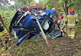 Auto na dachu. Kierowca miał prawie cztery promile 