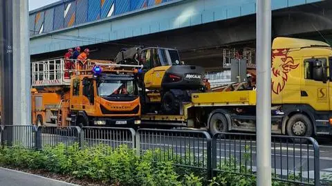 Przewoził koparkę, zerwał sieć trakcyjną, zablokował tramwaje