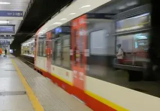 Wypadek na peronie. Nastolatek ranny