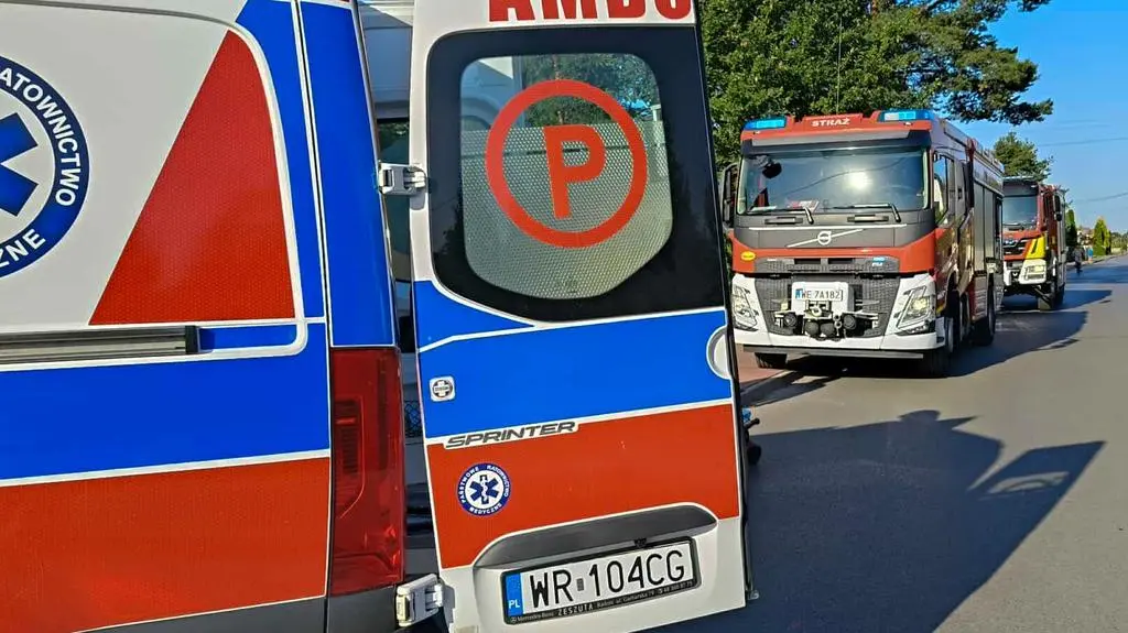 "Cofając, uderzył w mężczyznę". 77-latek zmarł w szpitalu 