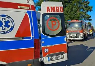 "Cofając, uderzył w mężczyznę". 77-latek zmarł w szpitalu 
