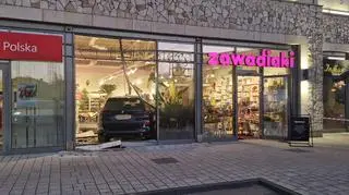 Samochód wjechał w sklep z zabawkami