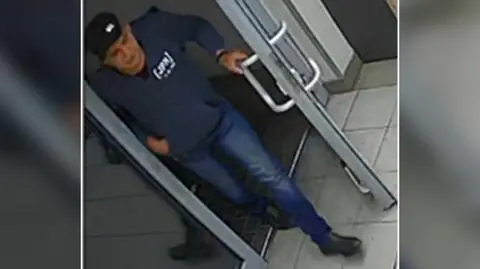 "Mężczyznę widocznego na zdjęciach zachęcamy do kontaktu"