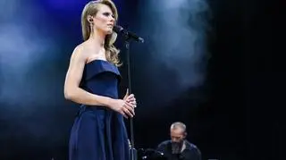 Wokalistka Julia Pietrucha na koncercie i premierze albumu "Sierpniowe"
