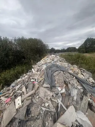 Droga gminna w miejscowości Sobiekursk zamieniona w śmietnik