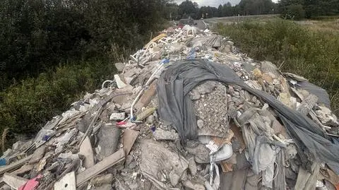 Droga gminna w miejscowości Sobiekursk zamieniona w śmietnik