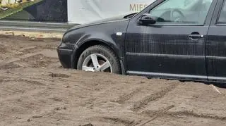 Samochód porzucony na budowie chodnika i trawnika