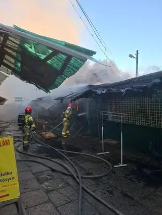 Pożar budek na bazarze Różyckiego