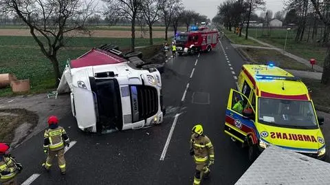 Samochód ciężarowy przewrócił się na bok na DK92 koło Sochaczewa