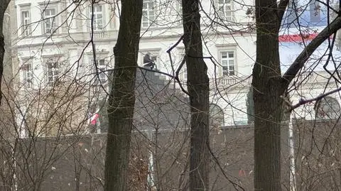 Policyjne akcje przy pomniku smoleńskim. Jedna sprawa umorzona, druga w toku