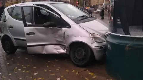 Skoda wjechała w mercedesa. Mercedes w słupki i reklamę 