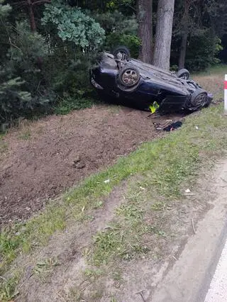 Kisielany Kuce. 37-latek dachował. W aucie pasażerka i dwójka małych dzieci