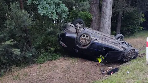 Kisielany Kuce. 37-latek dachował. W aucie pasażerka i dwójka małych dzieci