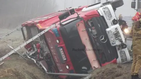 Wóz strażacki wpadł do rowu. Czterech strażaków w szpitalu