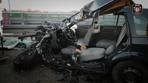 Zderzenie na autostradzie. Kierowca był zakleszczony