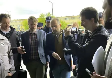 Komornik w hali przy Modlińskiej, duże siły policji i zdenerwowani kupcy