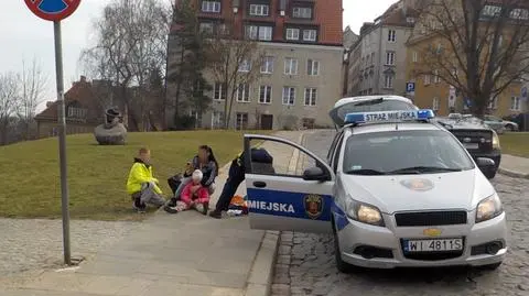 Strażnicy miejscy udzielili pomocy dziewczynce 