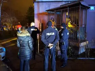 Chłopcy utknęli na balkonie 