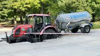 Traktor wjechał w fontannę