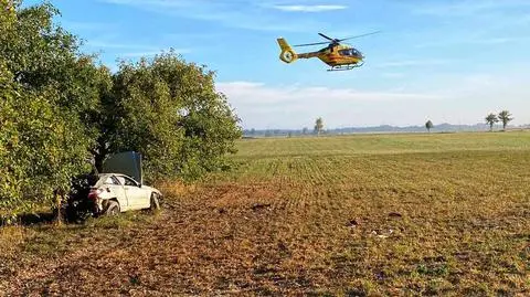 Wypadł z drogi i dachował, trzy osoby trafiły do szpitala