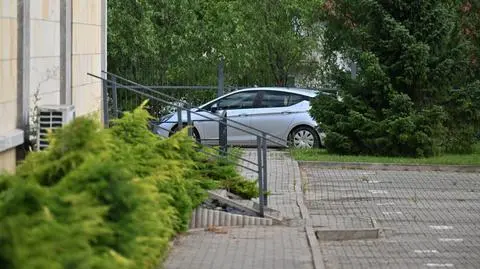 Doprowadzenie do prokuratury w Grójcu 60-letniego proboszcza z gminy Tarczyn. Usłyszał on zarzut zabójstwa 68-letniego znajomego