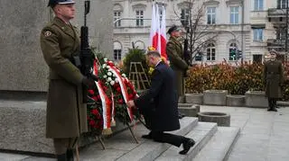 Prezydent RP Andrzej Duda składa wieniec przed pomnikiem Wincentego Witosa