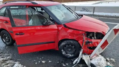 Kierująca uderzyła w barierki, pasażerka została ranna