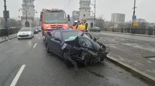 Kierująca straciła panowanie nad autem na moście Poniatowskiego