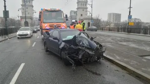 Kolizja na moście Poniatowskiego. Poślizg, chodnik, słup
