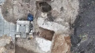 Prace archeologiczne na placu Żelaznej Bramy