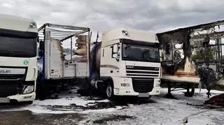 Pożar objął ciągniki siodłowe i naczepy stojące na placu